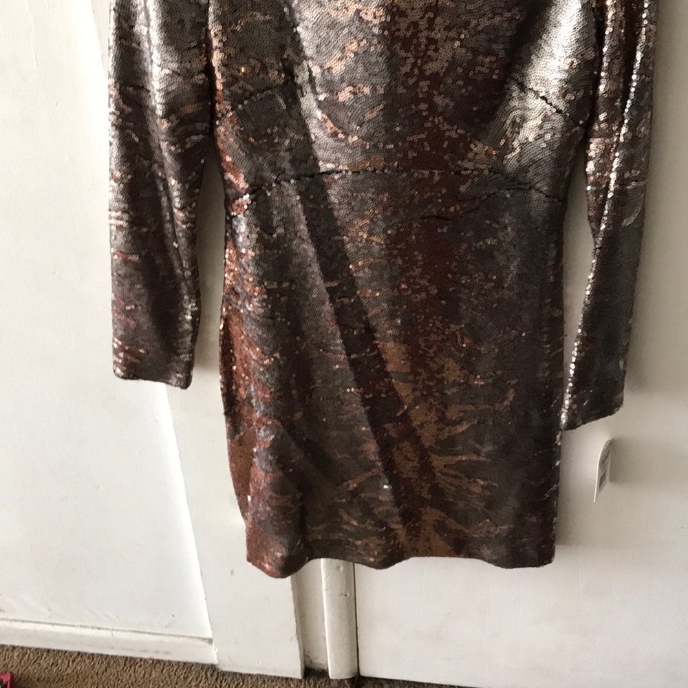 A dress - Picture 3 of 5